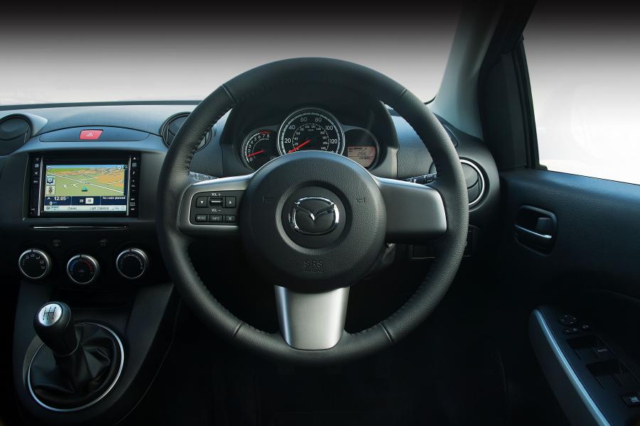 Mazda2 Venture Edition 2013 года  (UK) (фото 4 из 19)